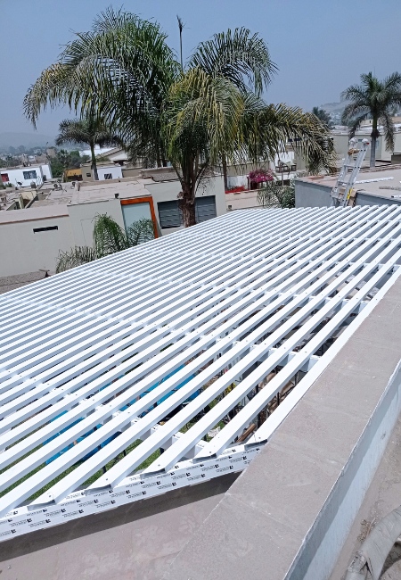 Instalación de techo ligero de aluminio blanco
