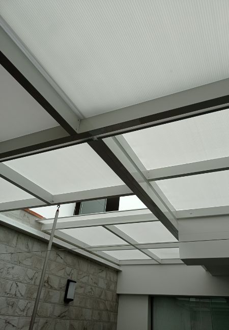 Tendal sube y baja y techo corredizo de aluminio blanco para lavandería de  departamento en San Borja 