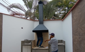 Chimeneas piramidales negras en terraza