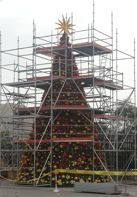 Construcción de árbol de navidad gigante 
