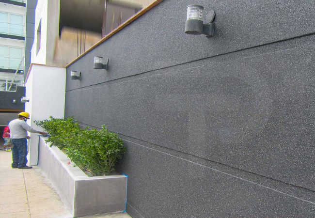 Acabado gris en muro perimétrico