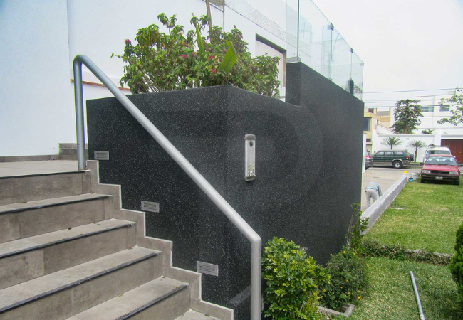 Muro exterior con graniplast negro