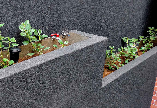 Graniplast negro en jardinera de Oniria Arquitectura